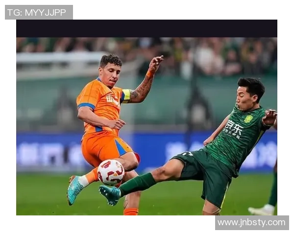 足球明星激烈对抗赛中意外受伤头部流血引发关注与讨论